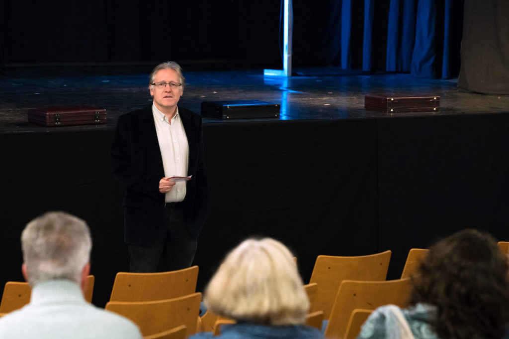 Patrick Jutz eröffnet den Theaterabend