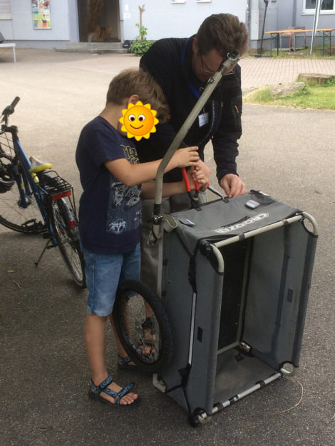 Fahrradteam räumt auf